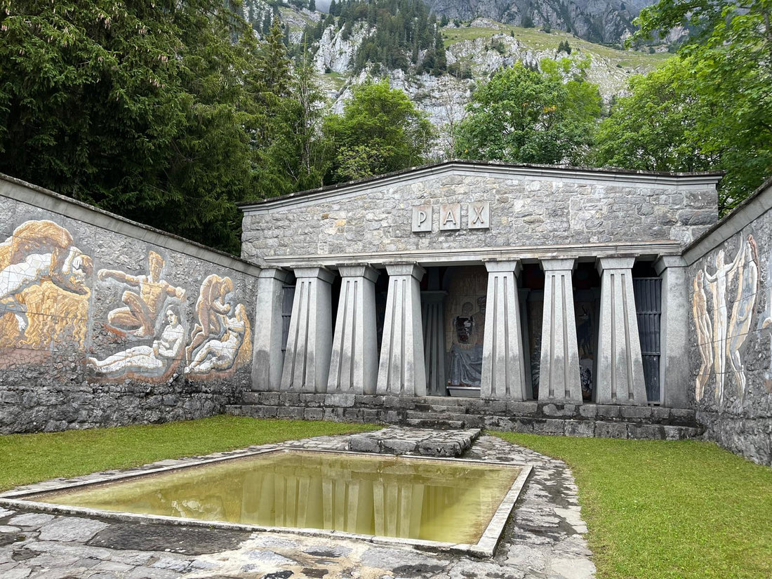 Das Paxmal thront als Symbol des Friedens hoch über dem Walensee in der Schweiz.